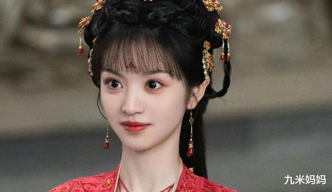 田曦薇用实力诠释什么叫可盐可甜,明明是甜妹,一到颁奖礼就变样