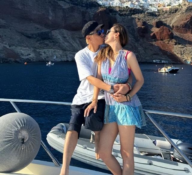 陈小春一家开心庆七夕,41岁应采儿罕穿比基尼,肚子有肉感超真实