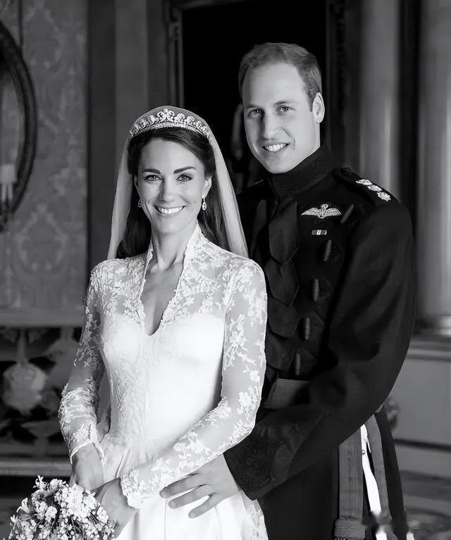 凯特全身插满管子的照片流出,形如枯槁,与之前反差太大,悲催了