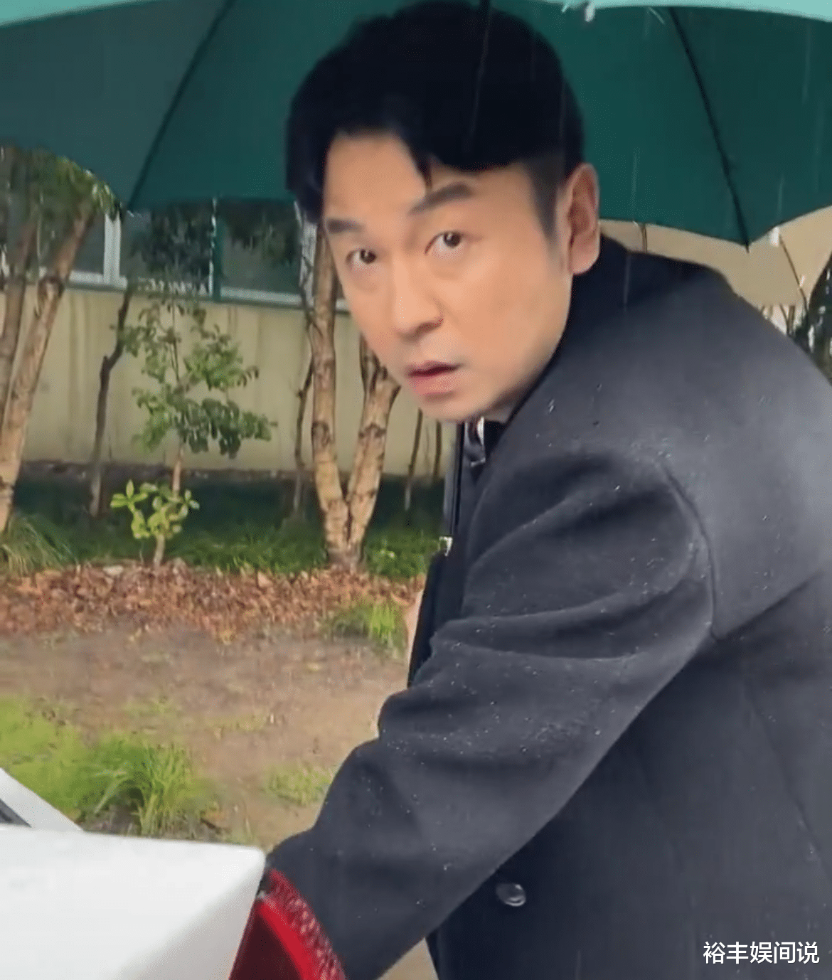 偶遇雷佳音开20万的车外出!表情呆萌可爱,亲自送签名照过程爆笑