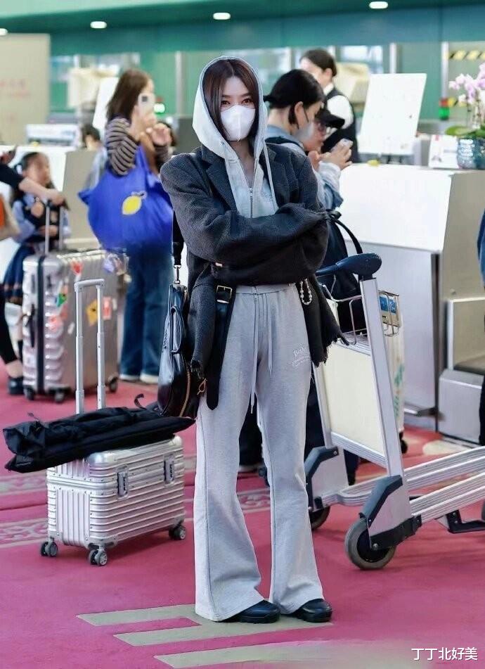 秦岚姐弟恋后剪了波波头,穿衬衫+牛仔裤走机场,44岁美出新高度