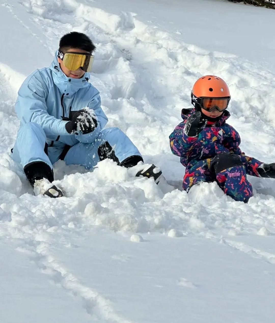 奚梦瑶晒全家福迎新年：小女儿软萌可爱，大儿子睫毛超长，家庭幸福满溢