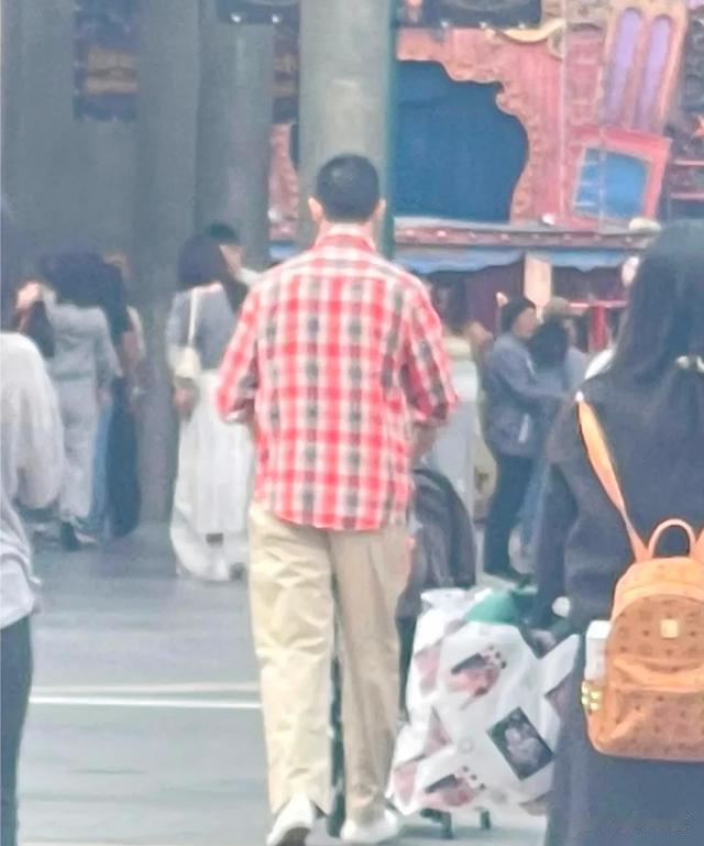 朱珠一家三口逛环球影城被偶遇,网友:3岁珠宝很可爱,朱珠好瘦