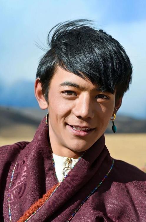 4年前一夜爆火的丁真, 不进娱乐圈转投入家乡, 如今他后悔吗