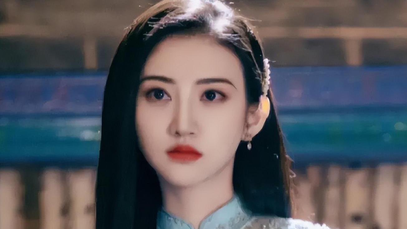 景甜好像出了整容事故，如今面容已经大变样，网友直呼认不出！