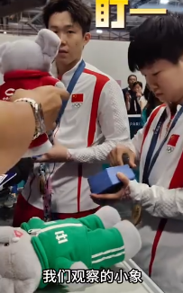 莎头两人的甜蜜互动,莎莎把小象抢走了,大头委屈巴巴地说:谢谢