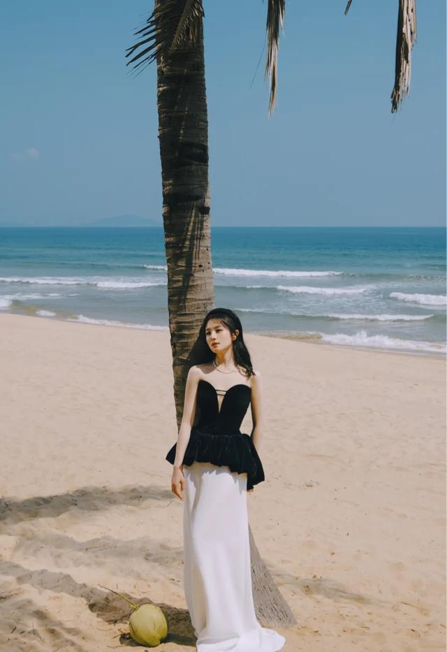 李兰迪“跑步”进入夏天！穿一席黑色丝绒礼服搭白裙，公主驾到啦