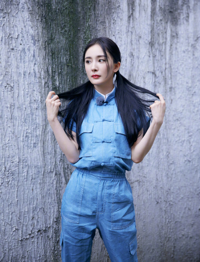 杨幂新中式穿搭活泼灵动，双马尾发型减龄可爱