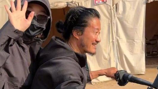 吴京为谢楠庆生！皮肤黝黑，头发超长戴发箍，一脸沧桑老10岁