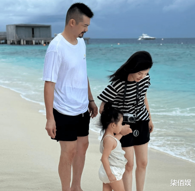 杨子姗当妈后仍有洁癖，坐高铁出行，上车就套一次性座套开始打扫