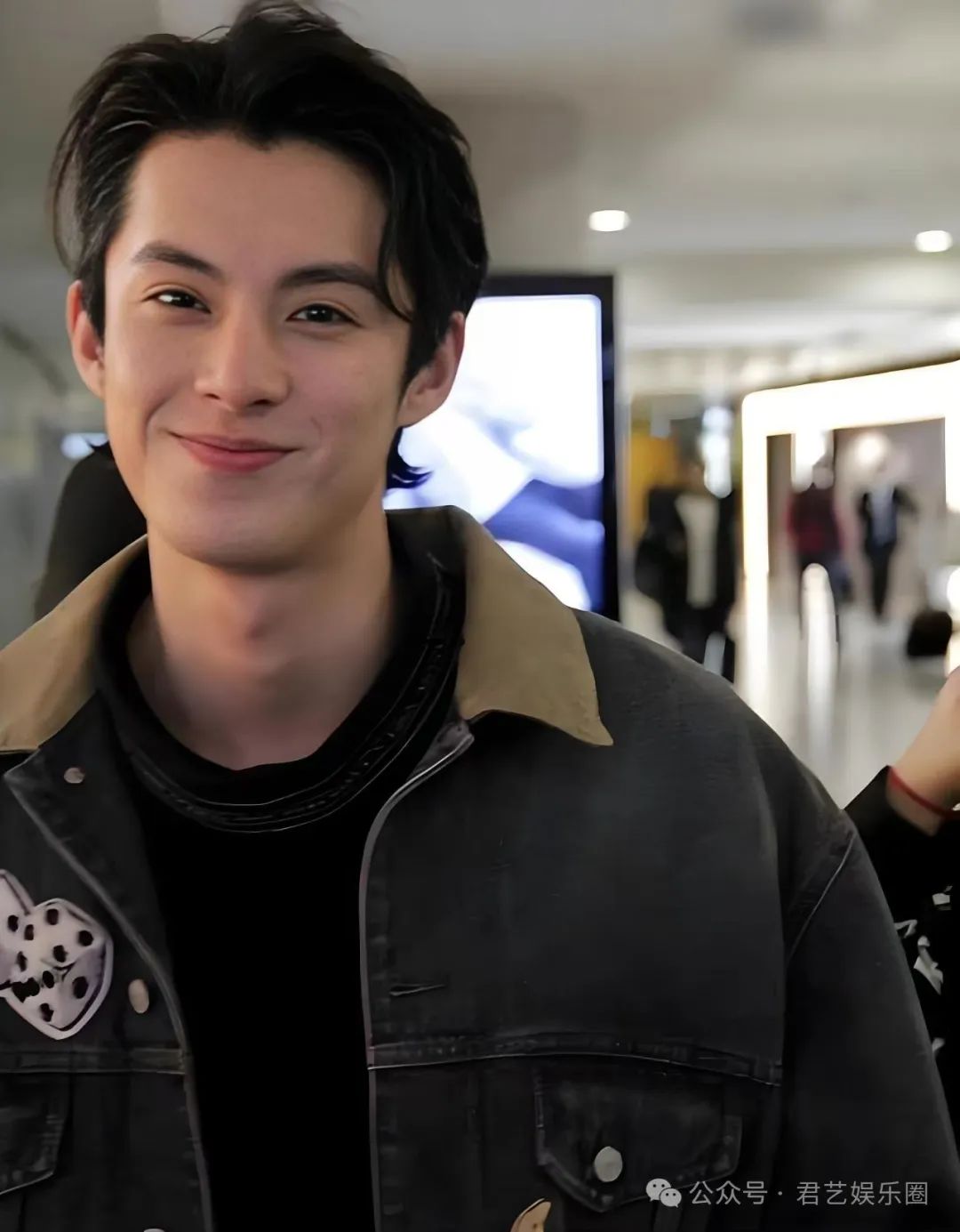 王鹤棣综艺“护嫂”引轰动，恋爱传闻持续发酵，又添新料，究竟咋回事？