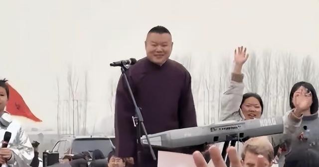 姜昆缺席刘兰芳独撑场面,岳云鹏及时救场,德云分社又多一个选择