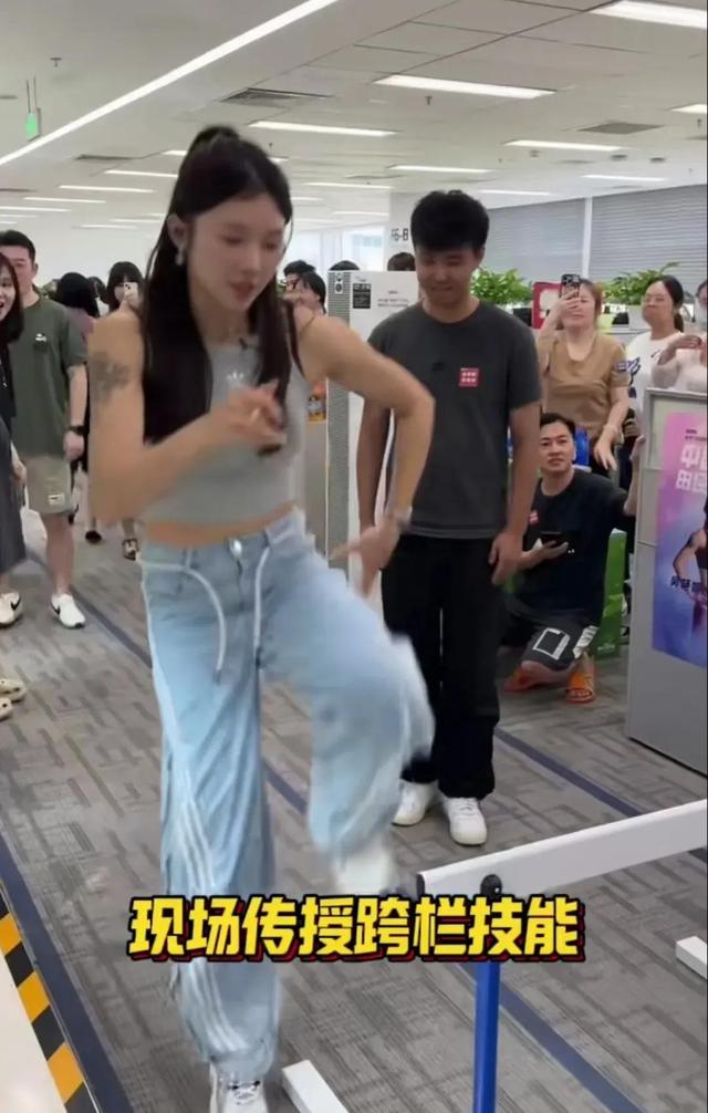 吴艳妮带保镖百度扫楼,大方露出纹身,现场表演跨栏好似奥运冠军