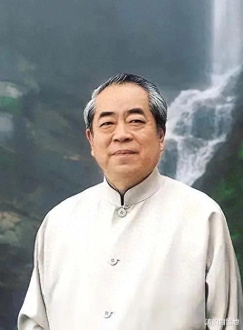 87岁范曾携37岁娇妻出席慈善晚会，徐萌长相迷人 成为了晚会的焦点