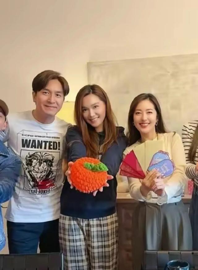 马国明庆生唐诗咏避嫌，隔着汤洛雯才合影，也没跟林子善对镜互动