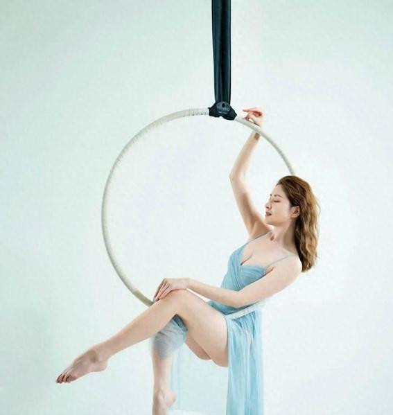 人妻诱惑真大！陈自瑶与徐淑敏沈卓盈练普拉提，身材紧致有料