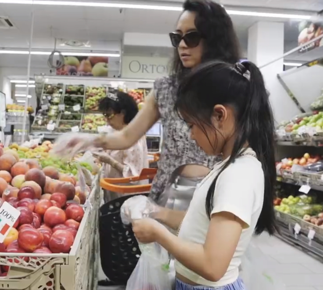 章子怡分享威尼斯vlog,8岁女儿可爱出镜,醒醒落落大方自信漂亮