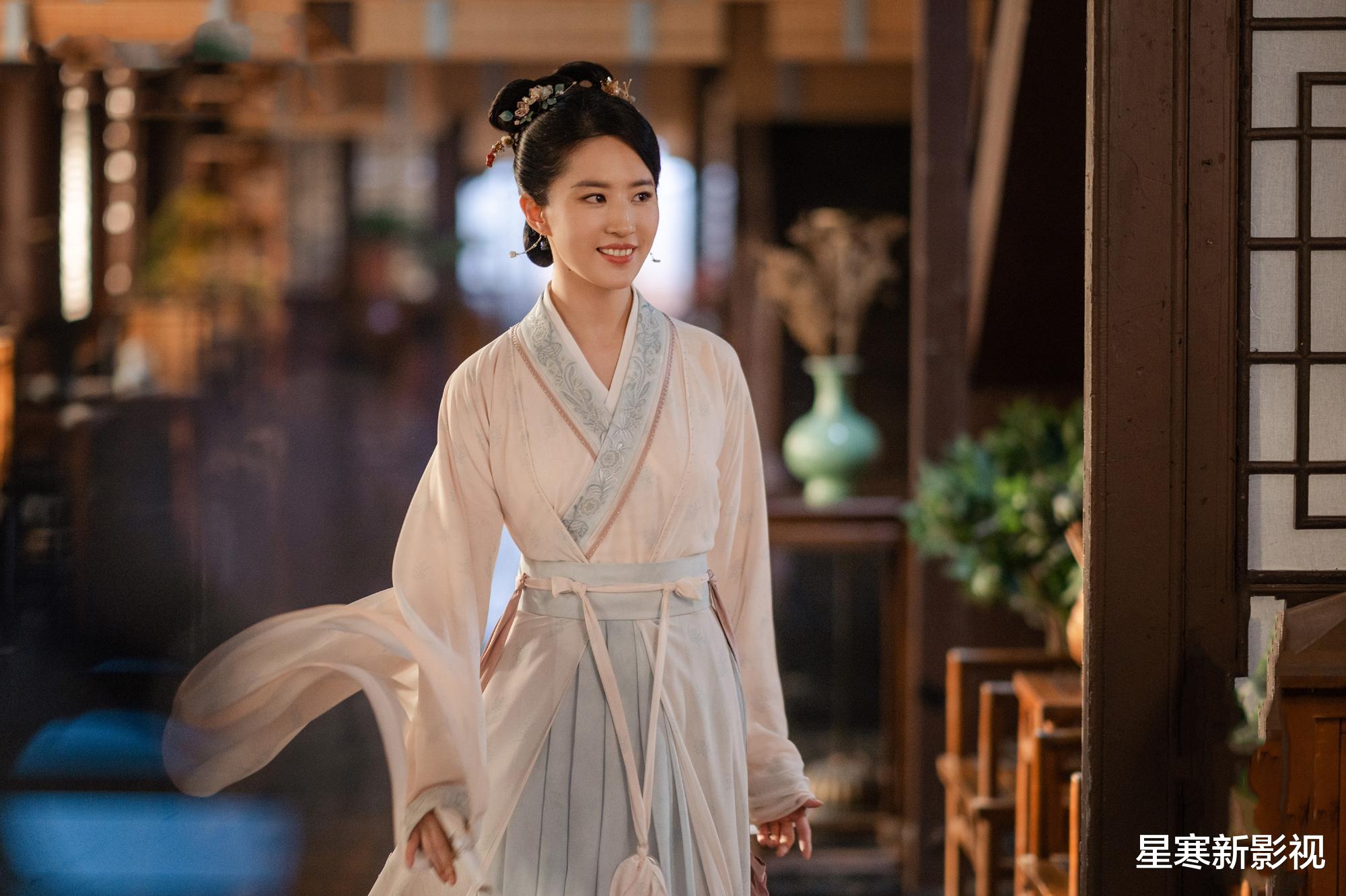 刘亦菲参加活动,一袭抹胸鎏金长裙超美,37岁的状态真是绝了!