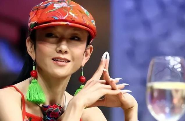 至今没生孩子的6位中老年女星，独居遗憾，徒有家产没子女继承