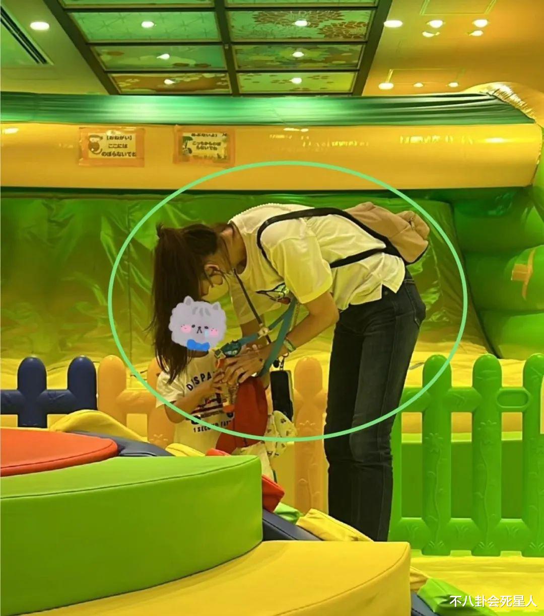 50岁林志玲带儿子外出，身材苗条像30岁，脸却暴露真实年龄