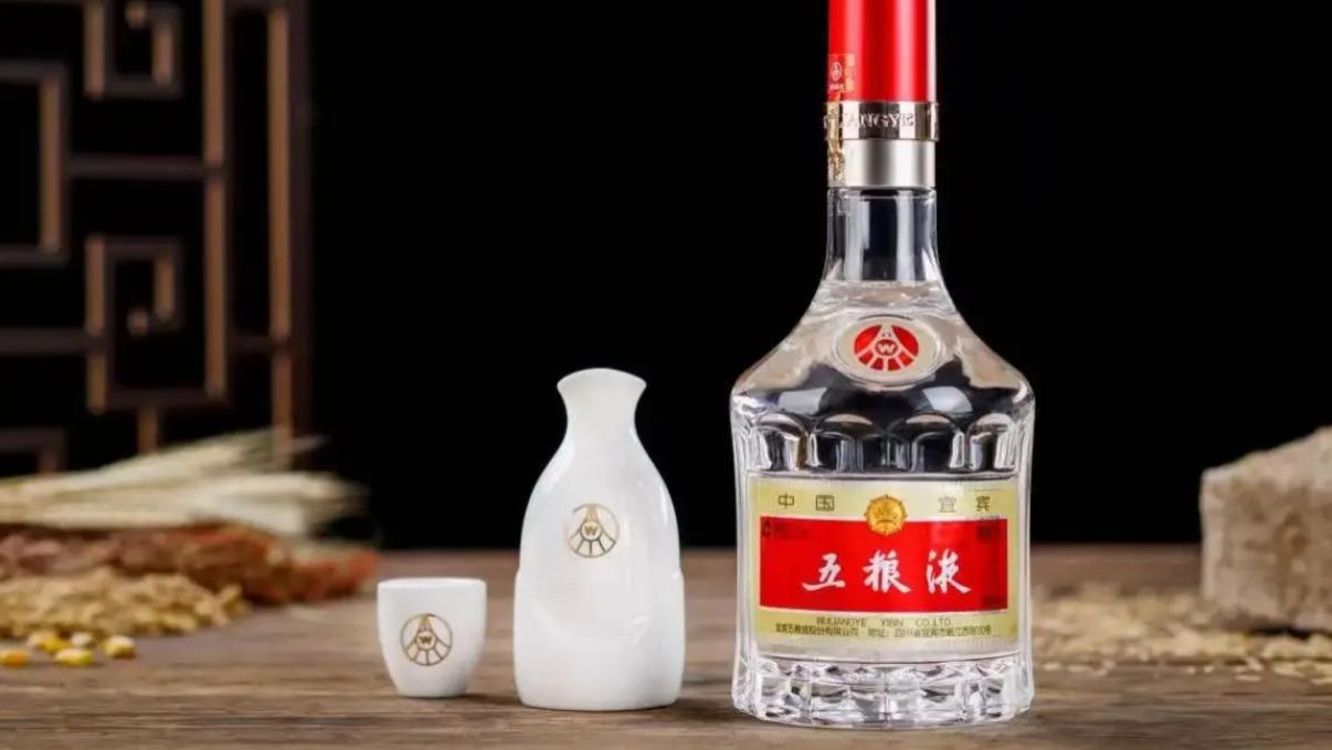 五粮液“太无耻”？高档白酒贱卖169元，5万箱被抢空，茅台：扰乱市场？
