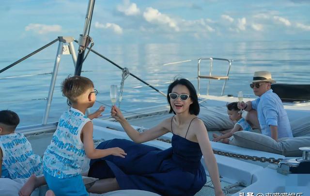 胡杏儿发文晒旅游照可以不回家吗48岁老公正面照不亚于明星好幸福