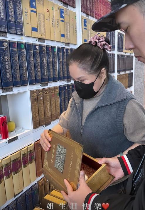 74岁母痛失爱女余苑绮,冥诞之日紧抱骨灰坛泣不成声,深情悼念难舍离别