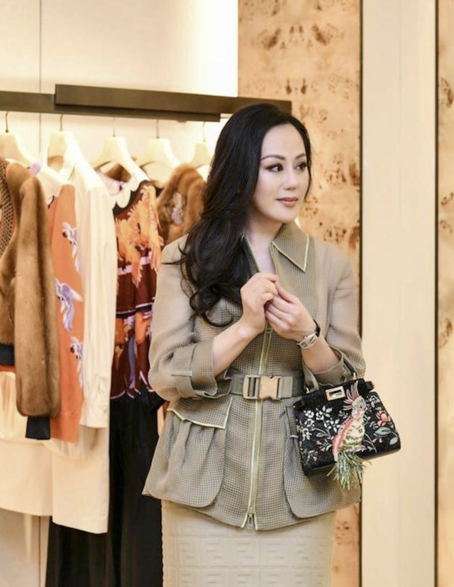 她榨干两个亿万富豪，同时交往5个异国男友，如今61岁怎样了？