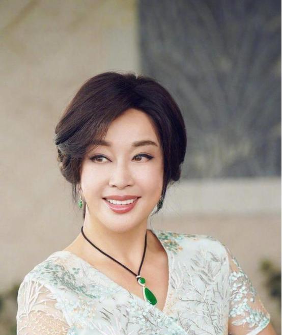 刘晓庆:一生有过7个男人,60岁再当新娘,如今被富豪丈夫宠成宝