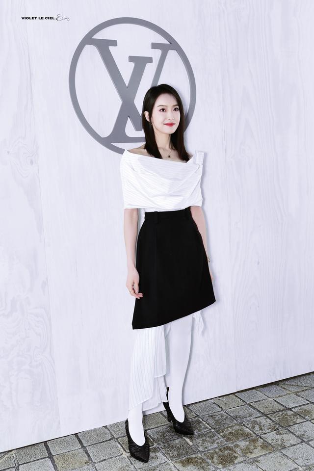 宋茜白黑色调的露肩半身裙优雅而大方