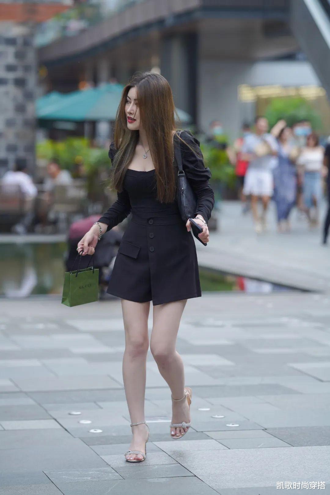 美艳成熟的穿搭，黑裙加黑裤，带来非比寻常的时尚魅力
