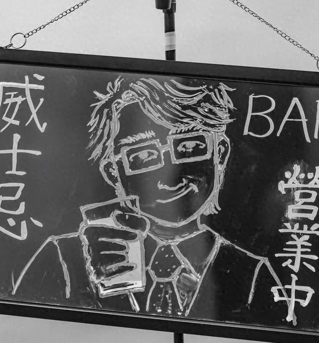 黄子华私人威士忌吧曝光，刘嘉玲成常客：喝上一杯才算完整