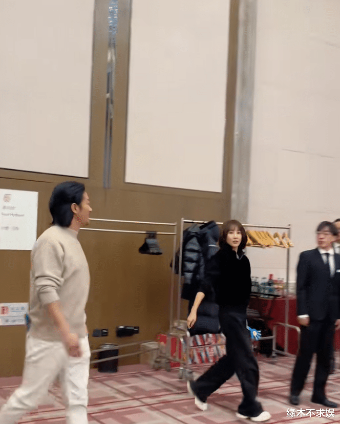 吴京父亲80大寿大摆宴席,8层寿桃太霸气,伴手礼和《战狼2》有关