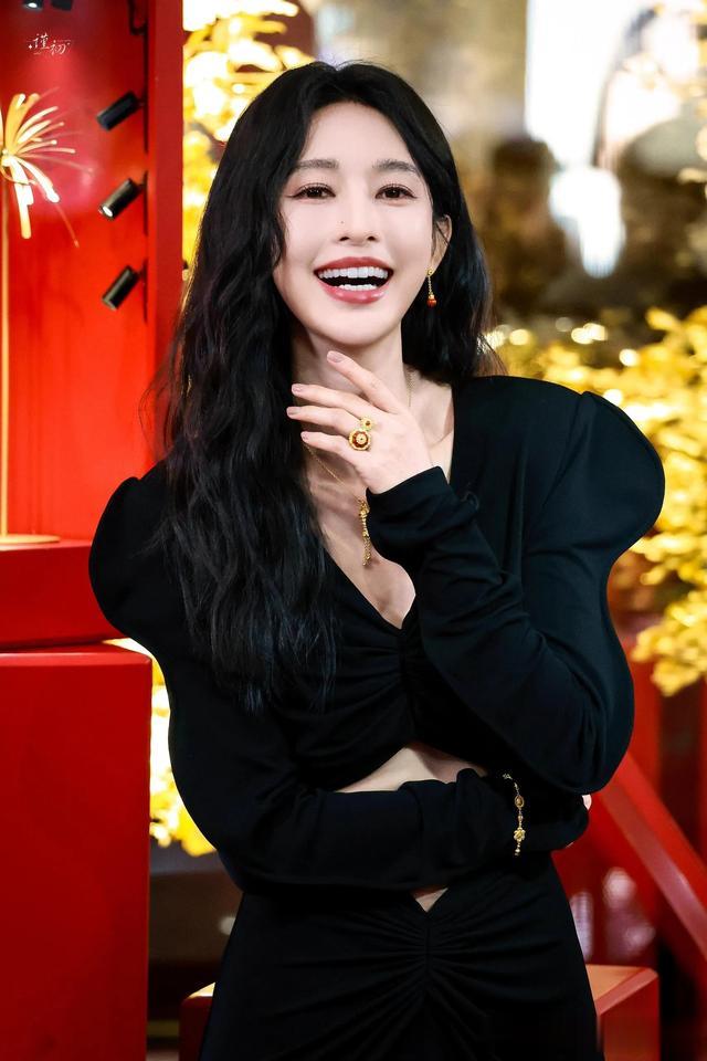 张俪黑色露腰套装,腰细人美