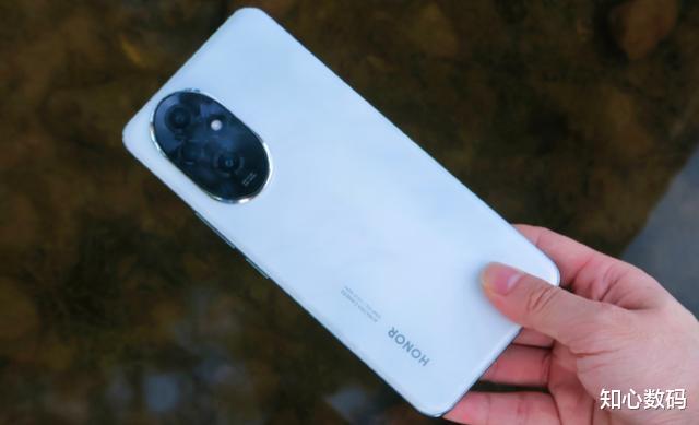 荣耀终于摊牌了,护眼曲屏+单反级拍照,256GB降到1478元