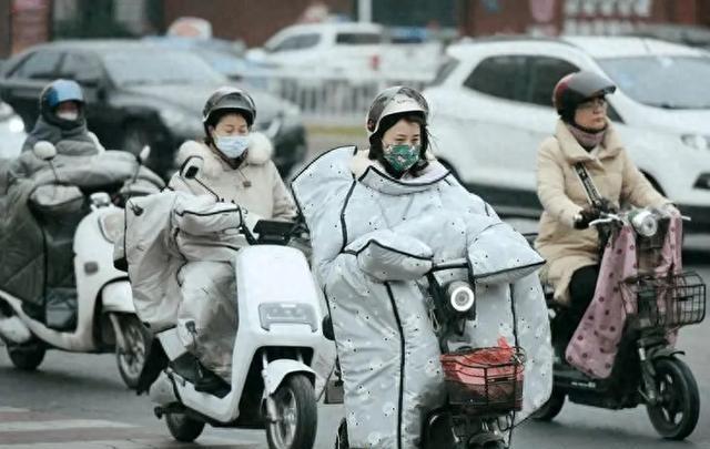 电动车挡风被被禁后，多地出现新的防寒方式，车主：都是聪明人