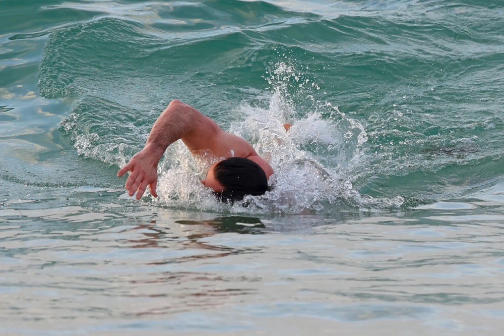 “狼叔”休·杰克曼被发现在澳洲晨泳,与萨顿福斯特的恋情也曝光