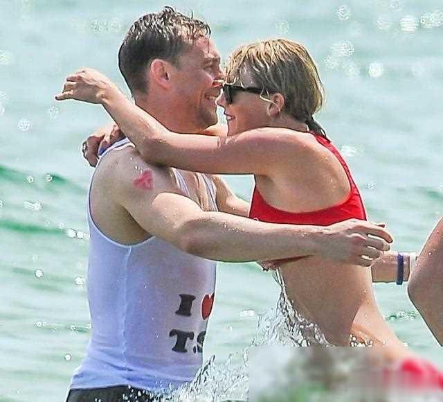 34岁霉霉和球星男友海岛度假,甜得难舍难分,却令歌迷想起了抖