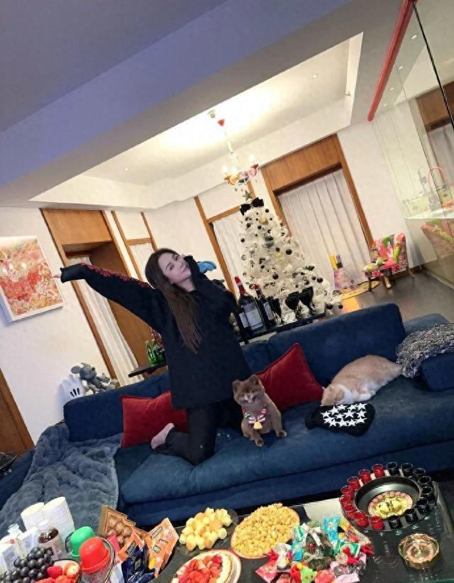 43岁阿娇圣诞节不请朋友，跟狗过，光脚跪沙发拍照！豪宅内景曝光