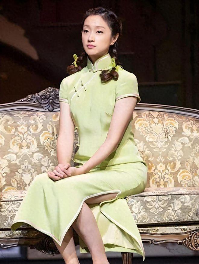 朱亚文妻子素颜送女儿上学,白发抢镜依然从容,被夸美得不可方物