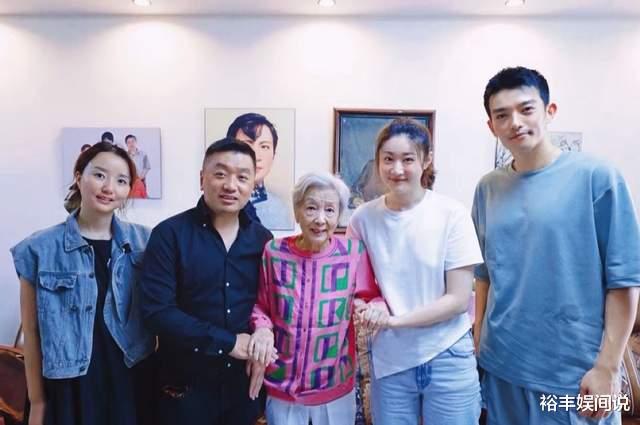 89岁老戏骨谢芳去世,两个月前刚过完生日,最后露面照瘦弱且优雅