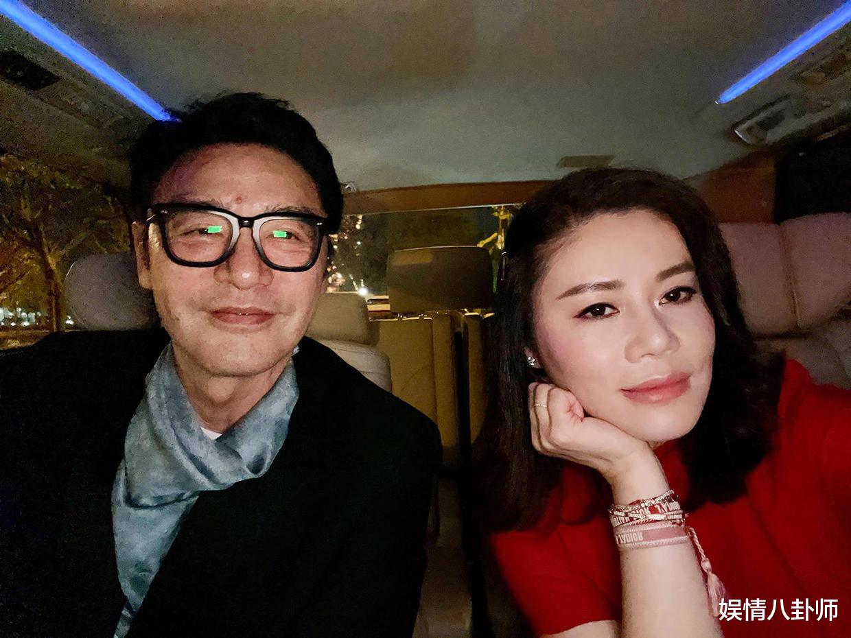 曝钟镇涛19岁女儿钟懿出道!半个娱乐圈撑场,却被嘲讽不如村花漂亮