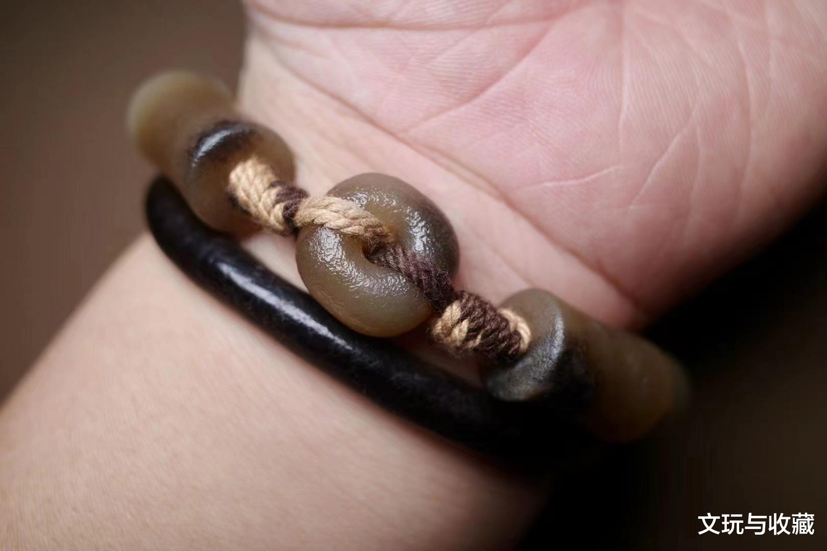 做旧的和田玉，素棉绳穿搭，普通人撑不起的气场