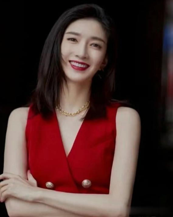 奔五奔六的女人,尽量少穿金戴银、围丝巾!这样打扮才更优雅显贵