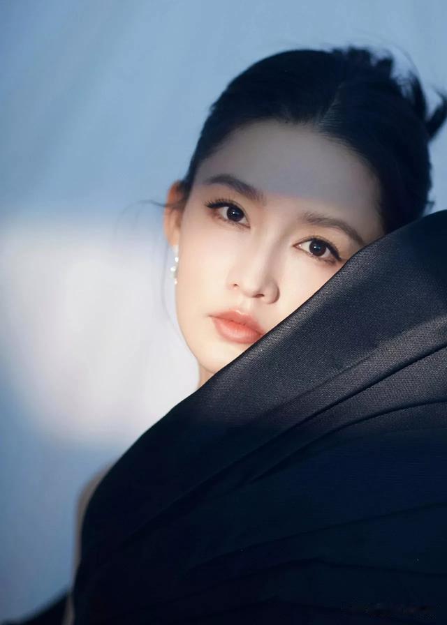 李沁蕾丝长裙迷人写真大片