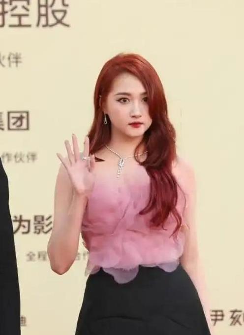 关晓彤金鸡奖红毯臃肿似大妈,网友直呼老了10岁,胖了还是有喜