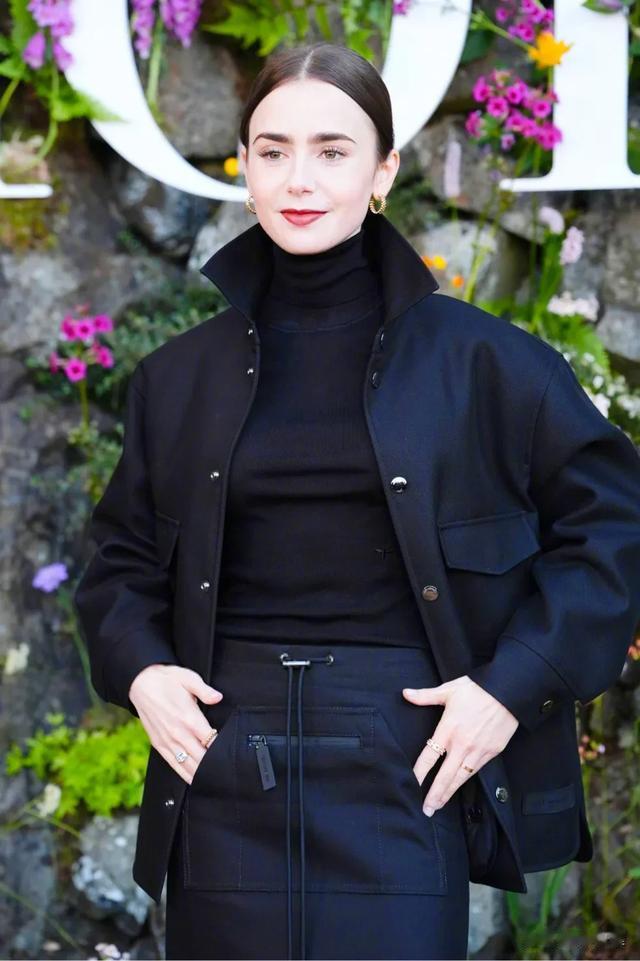 韩素希赢麻了,与新木优子同框,皮肤白皙显得对方好黑,轻松艳压