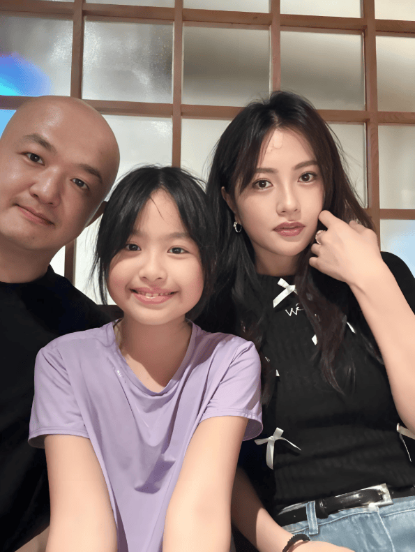 包文婧大方晒二胎孕肚!自曝被包贝尔和女儿催生,无奈才怀上孩子