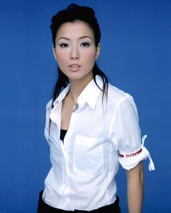 51岁郑秀文发胖后性感力爆棚!微胖身形挑战修身开叉裙,真是越活越年轻!