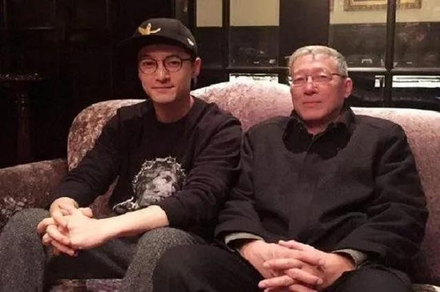 胡歌难得晒多年前父子合照,爸爸年轻时超帅,胡歌童年好胖好可爱